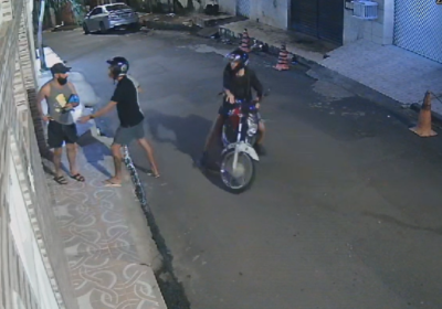 VÍDEO: Homem é encurralado por bandidos em motocicleta durante assalto em Manaus