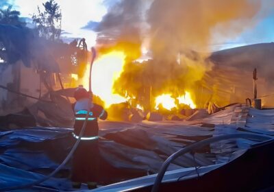 Incêndio atinge fábrica de colchões em Rio Preto da Eva, no AM