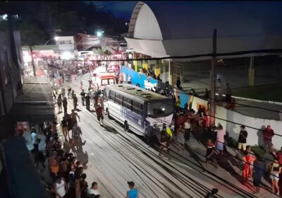 VÍDEO: Micro-ônibus atropela fiéis em procissão de Páscoa, mata 4 e deixa dezenas de feridos