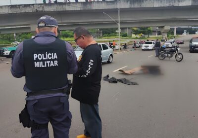 VÍDEO: Motociclista morre após se enrolar em fio solto de poste na Av. Rodrigo Otávio em Manaus