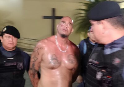 VÍDEO: Transtornado, homem invade igreja e ameaça fiéis de morte em Manaus