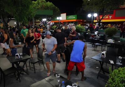 VÍDEOS: Homem é baleado dentro de bar na praça do Eldorado em Manaus