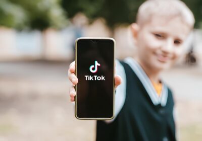 YouTube e TikTok podem causar problemas cognitivos e sociais em crianças, diz pesquisa