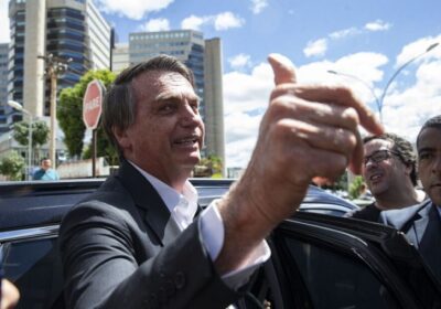 VEJA VÍDEO: Bolsonaro recebe atendimento médico após sentir dores em Manaus