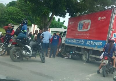 Casal é arremessado de motocicleta ao colidir com caminhão em Manaus