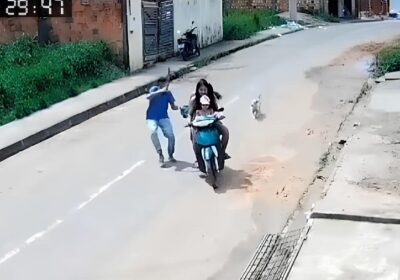 VÍDEO: Com terçado, ladrão derruba mulher e criança de moto para roubar bolsa no AM