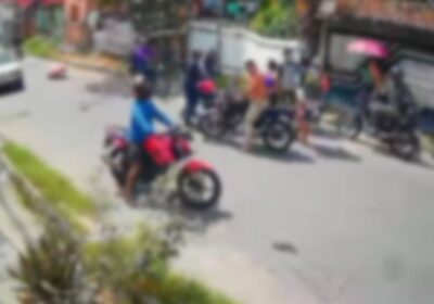 VÍDEO: Criança corre para o meio da rua e é arrastada por motocicleta em Manaus