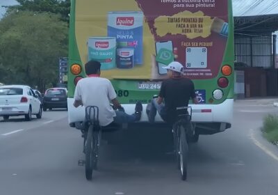 ‘Rolê perigoso’: ciclistas pegam ‘carona’ em traseira de ônibus em Manaus; veja vídeos