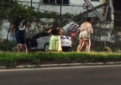 VÍDEO: Carro colide com poste de energia durante acidente em Manaus