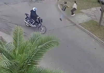 VÍDEO: Dupla se depara com policial que reage com tiros a tentativa de assalto