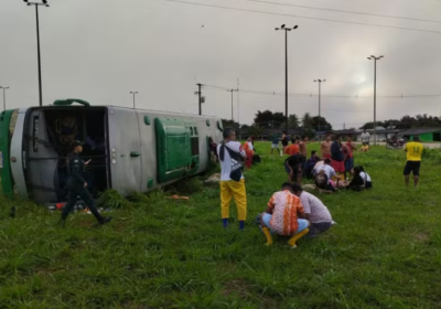 VÍDEO: Ônibus com quadrilha caipira do AM tomba na BR-174, em Roraima