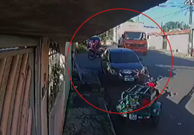 Vídeo mostra colisão entre caminhão e moto no Petrópolis em Manaus