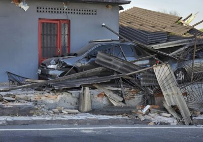 VÍDEOS: Carreta desgovernada atinge casa e carros em Manaus