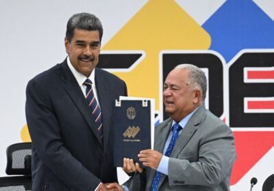 Maduro é proclamado presidente da Venezuela e acusa golpe de Estado