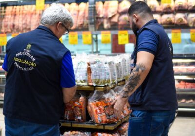 Supermercado é autuado por venda de alimentos impróprios para consumo em Manaus