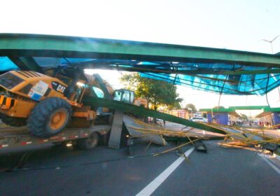 VEJA VÍDEOS: Trator e escavadeira derrubam passarela em acidente na Torquato Tapajós