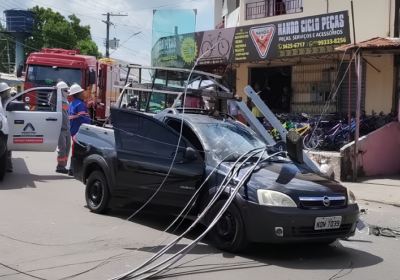 VÍDEO: Após carreta arrancar fio elétrico, poste cai em cima de carro em Manaus