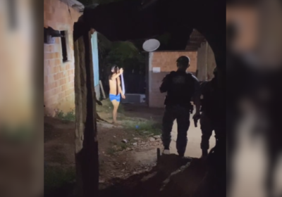 VÍDEO: Homem com facão leva tiro de borracha da polícia em Manaus