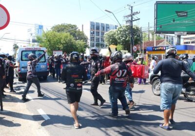 VÍDEOS: Motociclistas fazem manifestação após prisão de trio de motoboys em Manaus