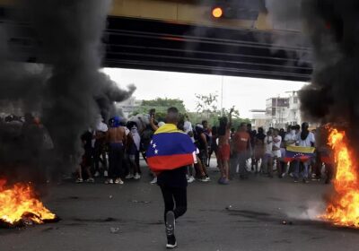 Venezuela: pelo menos 7 morrem em protestos contra reeleição de Maduro; veja vídeo