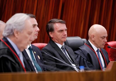 Bolsonaro critica suspensão da rede social X e alerta para “duro golpe à liberdade” no Brasil