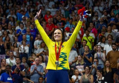 Carol Santiago é ouro nos 100m costas e faz história para o Brasil