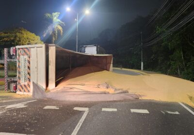 Carreta que transportava milho tomba e trânsito fica lento no bairro Dom Pedro, em Manaus