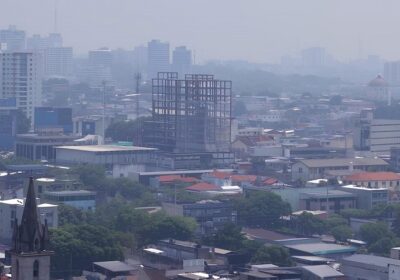 Fumaça encobre Manaus em meio a aumento das queimadas