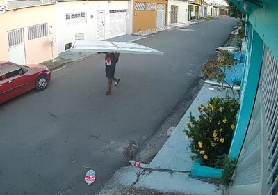 VÍDEOS: Homem é flagrado furtando portão de casa em Manaus