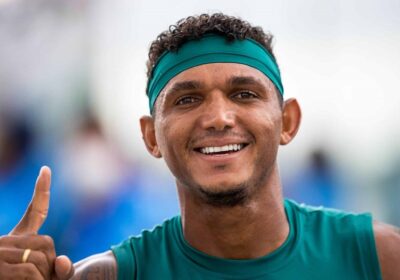 Isaquias Queiroz avança direto à semifinal da canoa individual