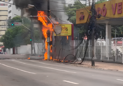 VÍDEO: Incêndio atinge fiação de poste de energia na Mário Ypiranga em Manaus