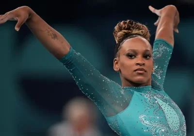 Rebeca Andrade conquista ouro no solo e se torna maior medalhista do Brasil