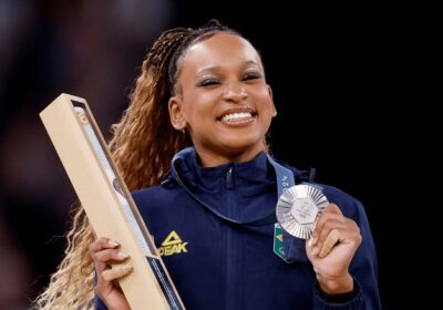 Rebeca Andrade conquista prata no salto e se torna maior medalhista brasileira