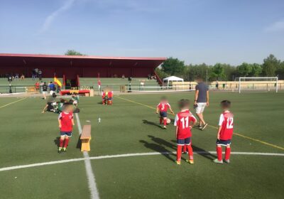 Suspeito encapuzado invade jogo de futebol e mata criança com punhal