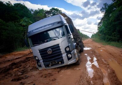 Tráfego de veículos pesados é proibido pelo DNIT na BR-319