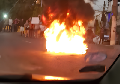 VÍDEO: Moradores fecham avenida em protesto contra prefeito David Almeida