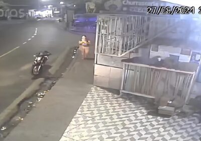 VÍDEO: Mulher com bebê de colo são atingidos por motociclista na Compensa