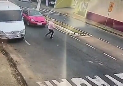 VÍDEO Mulher se joga na frente de carro e simula atropelamento em avenida