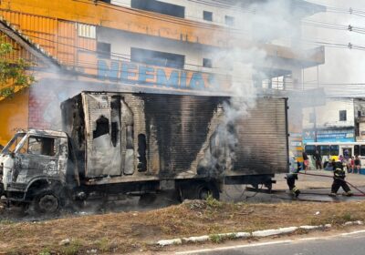 VÍDEOS: Caminhão pega fogo ao se envolver em acidente entre veículos