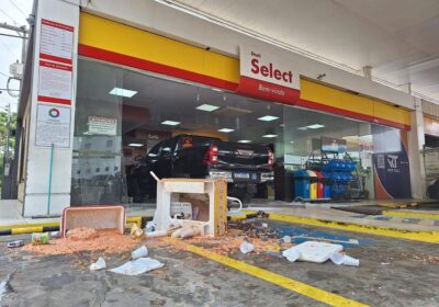 VÍDEO: Carro desgovernado invade loja de posto em Manaus