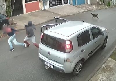 VÍDEO: Criminosos atiram e roubam a arma de PM durante assalto