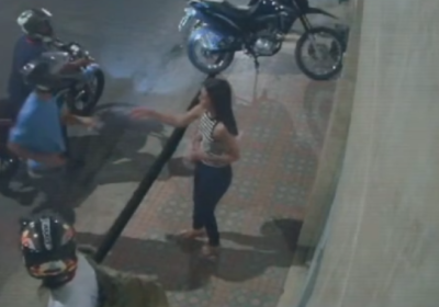 VÍDEO: Dupla armada em moto encurrala e rouba celulares de mulheres em Manaus