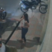 VÍDEO: Dupla armada em moto encurrala e rouba celulares de mulheres em Manaus