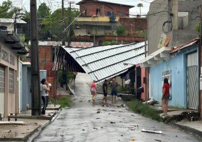 VÍDEO: Durante chuva, telhado ‘voa’ e atinge casas em Manaus