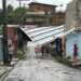 VÍDEO: Durante chuva, telhado ‘voa’ e atinge casas em Manaus