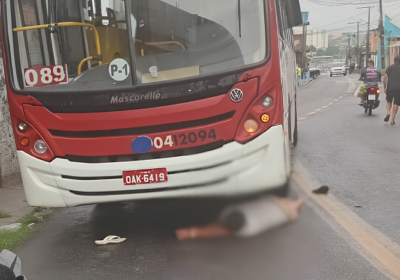 VÍDEO: Motociclista vai parar debaixo de ônibus no Nova Floresta, em Manaus