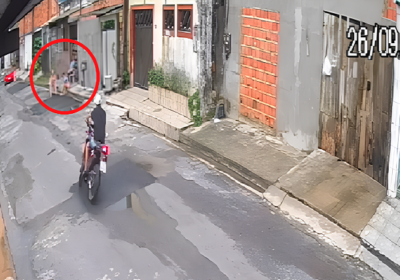 VÍDEO: Motoqueiro atinge idosa que estava sentada na frente de sua casa no Tarumã, em Manaus