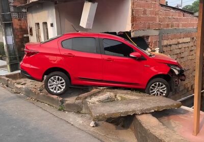 VIDEO: Motorista perde controle do carro em ladeira e invade casa em Manaus