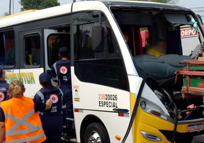 VÍDEO: Mulher é socorrida pela janela de micro-ônibus após acidente em Manaus