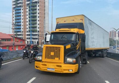 VÍDEO: Mureta de concreto impede que carreta caia de viaduto em Manaus